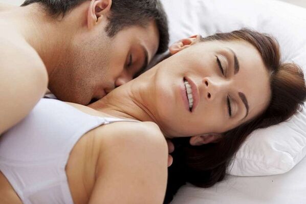 Homme et femme animé au lit