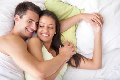 Gars heureux et fille au lit